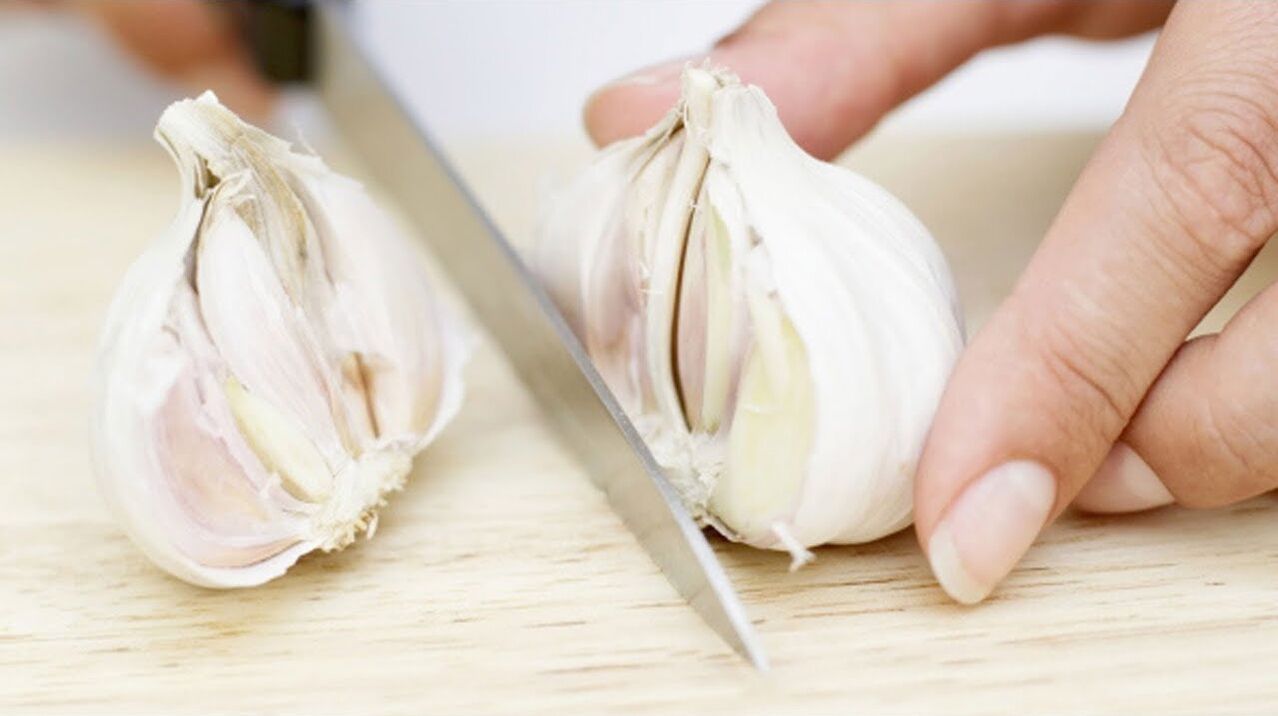 Garlic - a folk remedy for fighting toenail fungus